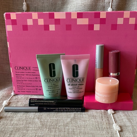 Clinique 8 piece Skincare & Makeup plus makeup bag - Picture 2 of 3